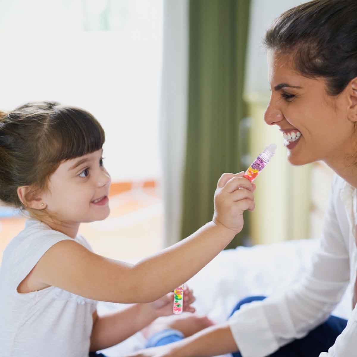 باربي مجموعة ملمع شفاه عائم بتصميم الأزهار من 3 قطع للبنات، من عمر 3-4 سنوات