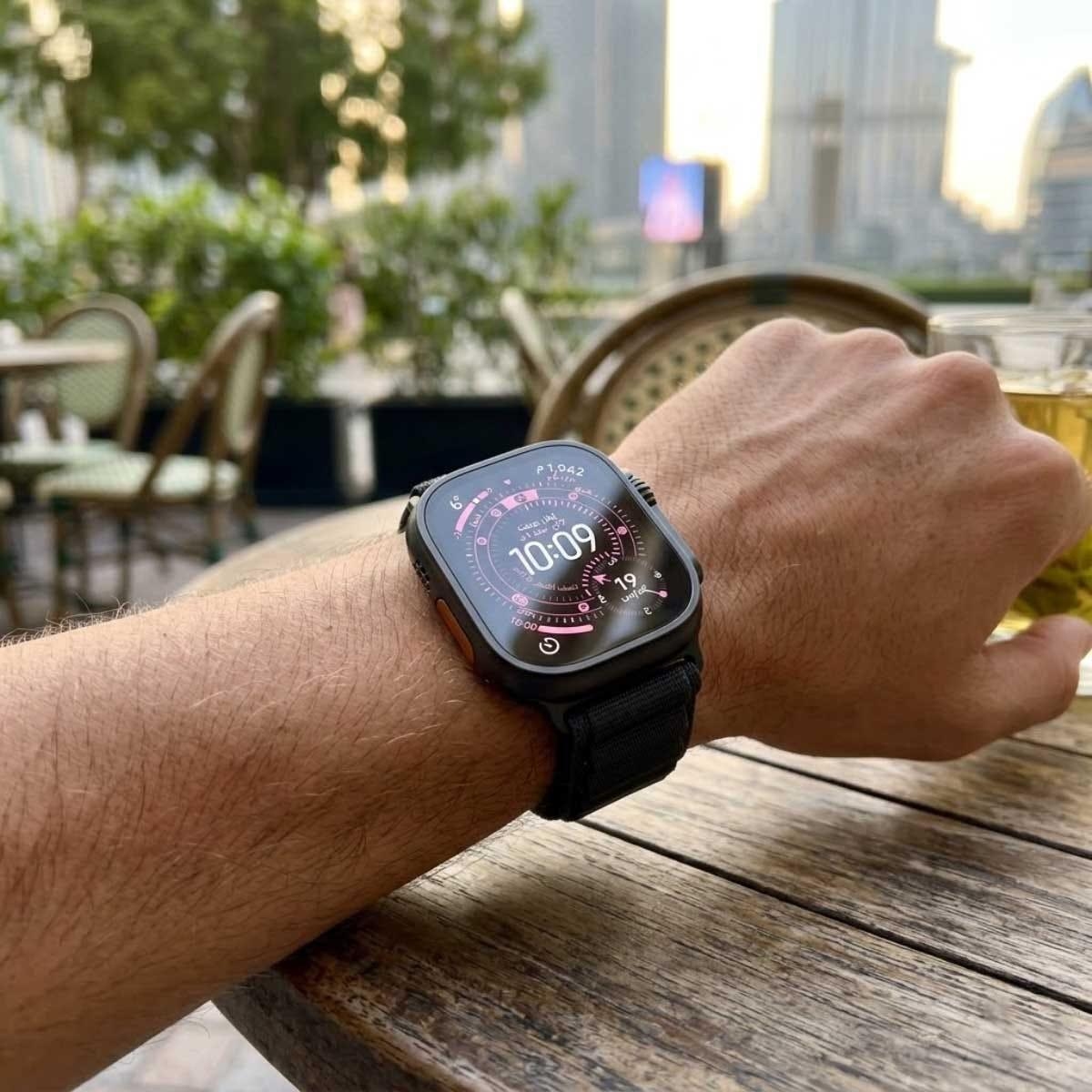 أبل واتش الترا 3 ساعة ذكية (نظام تحديد المواقع + اتصال خلوي) مقاس 49 مم بهيكل تيتانيوم أسود مع سوار ألباين أسود - صغير