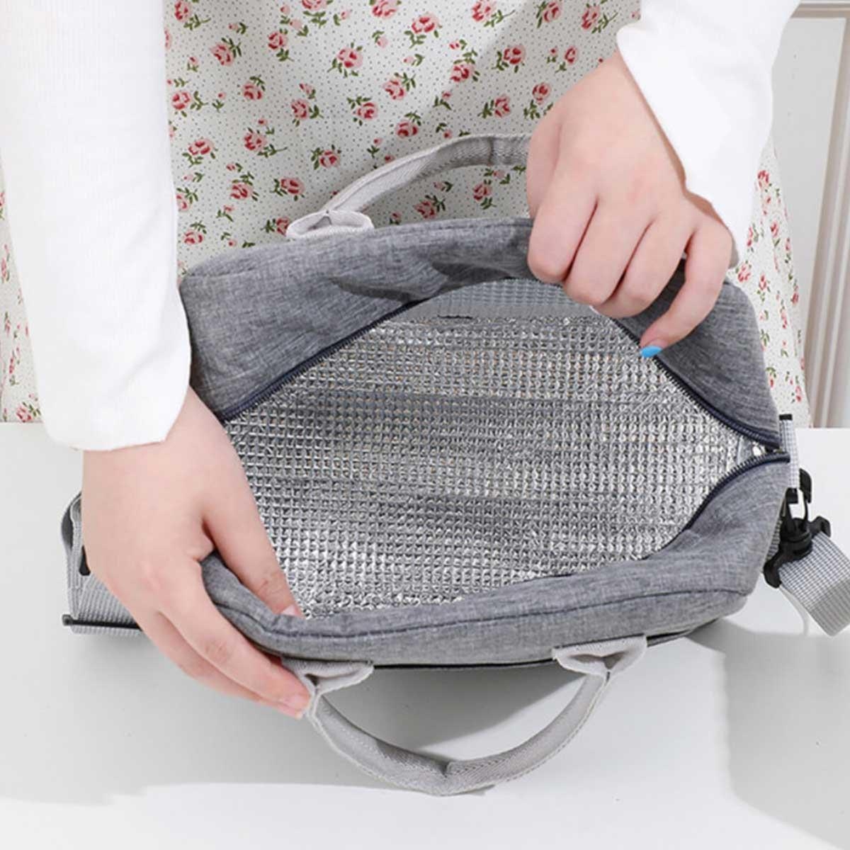 علبة غداء إيزي كيدز الوردية الكبيرة الحجم مع حقيبة غداء رمادية، وعلبة طعام، وأدوات مائدة