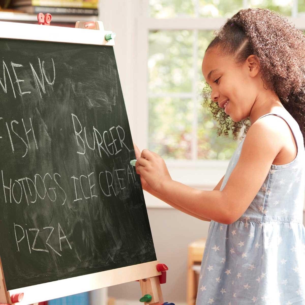 ميليسا آند دوغ حامل رسم فني ديلوكس قائم مع سبورة قابلة للمسح الجاف للجنسين، 3-4 سنوات