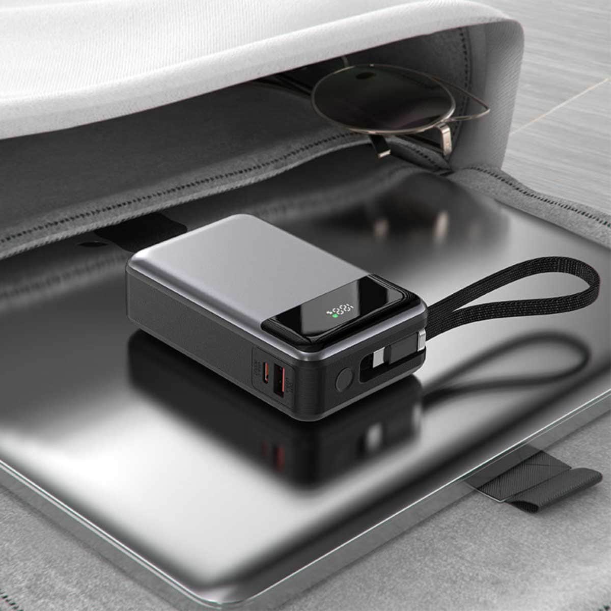 ايسفاست M21 باور بانك بسعة 20000mAh وقدرة 65W مع كابل قابل للسحب