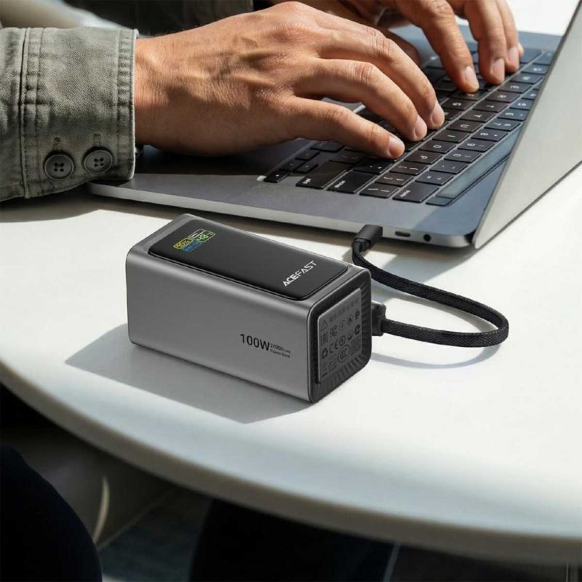 ايسفاست M33 باور بانك بسعة 20000mAh وقدرة 100W مع كابل قابل للسحب