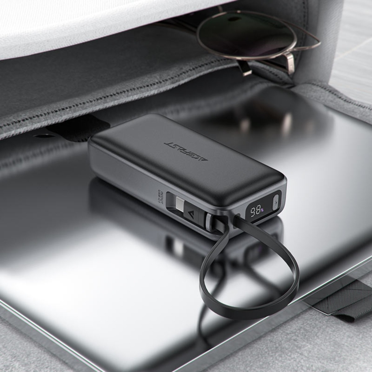 ايسفاست M7 باور بانك بسعة 10000mAh وقدرة 30W مع كابل قابل للسحب