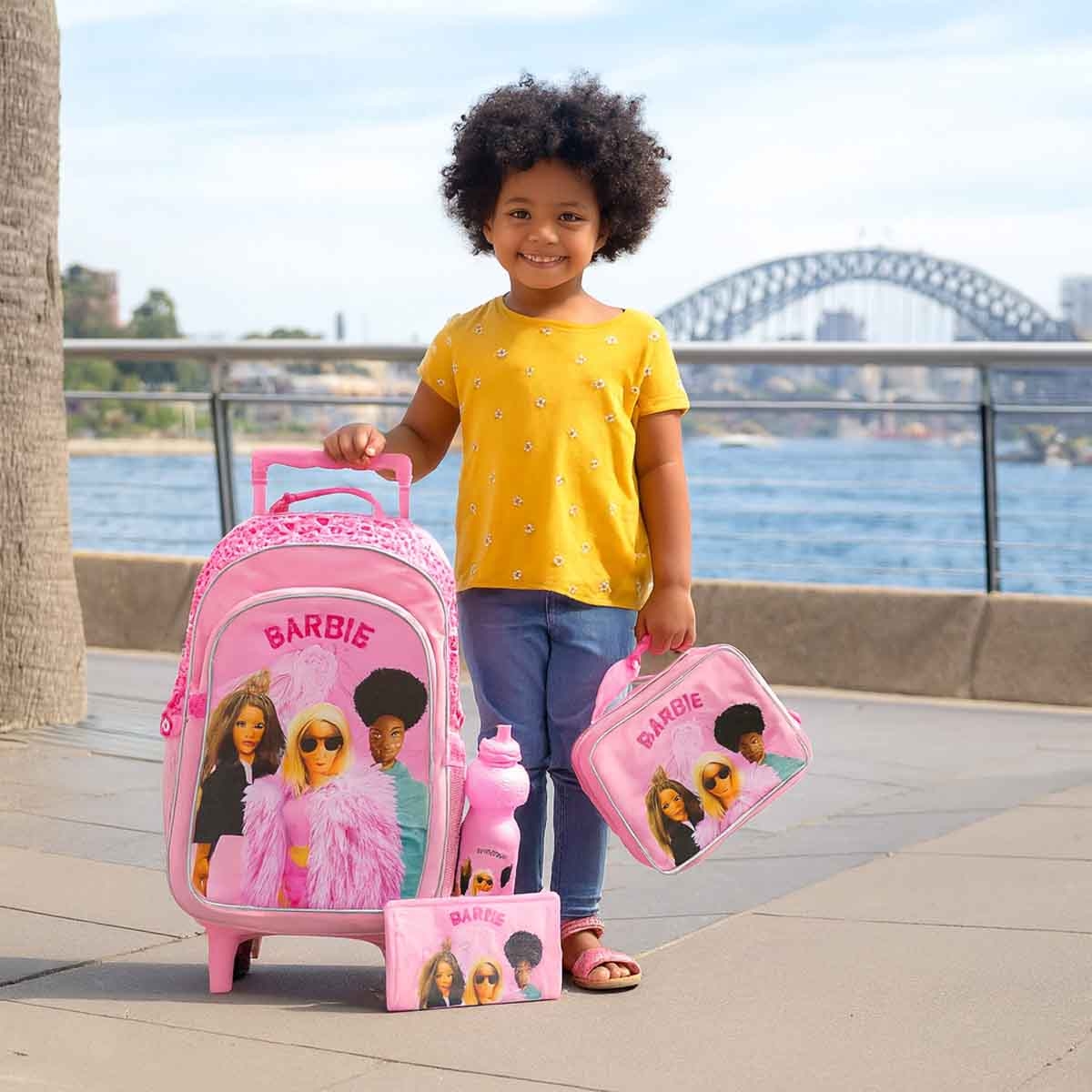 باربي مجموعة حقيبة ترولي مقاس 18 انش باللون الوردي مع حقيبة غداء ومقلمة وزجاجة مياه وصندوق طعام للبنات من عمر 5-7 سنوات