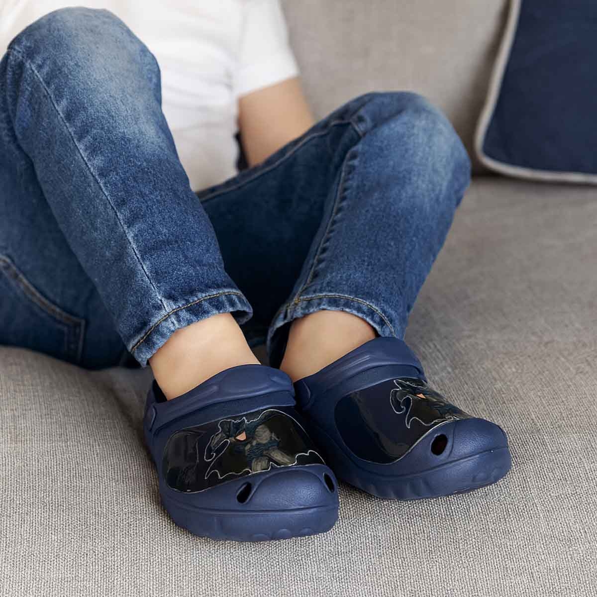 باتمان صنادل خفيفة متينة ومقاومة للماء للأولاد باللون الأزرق الداكن