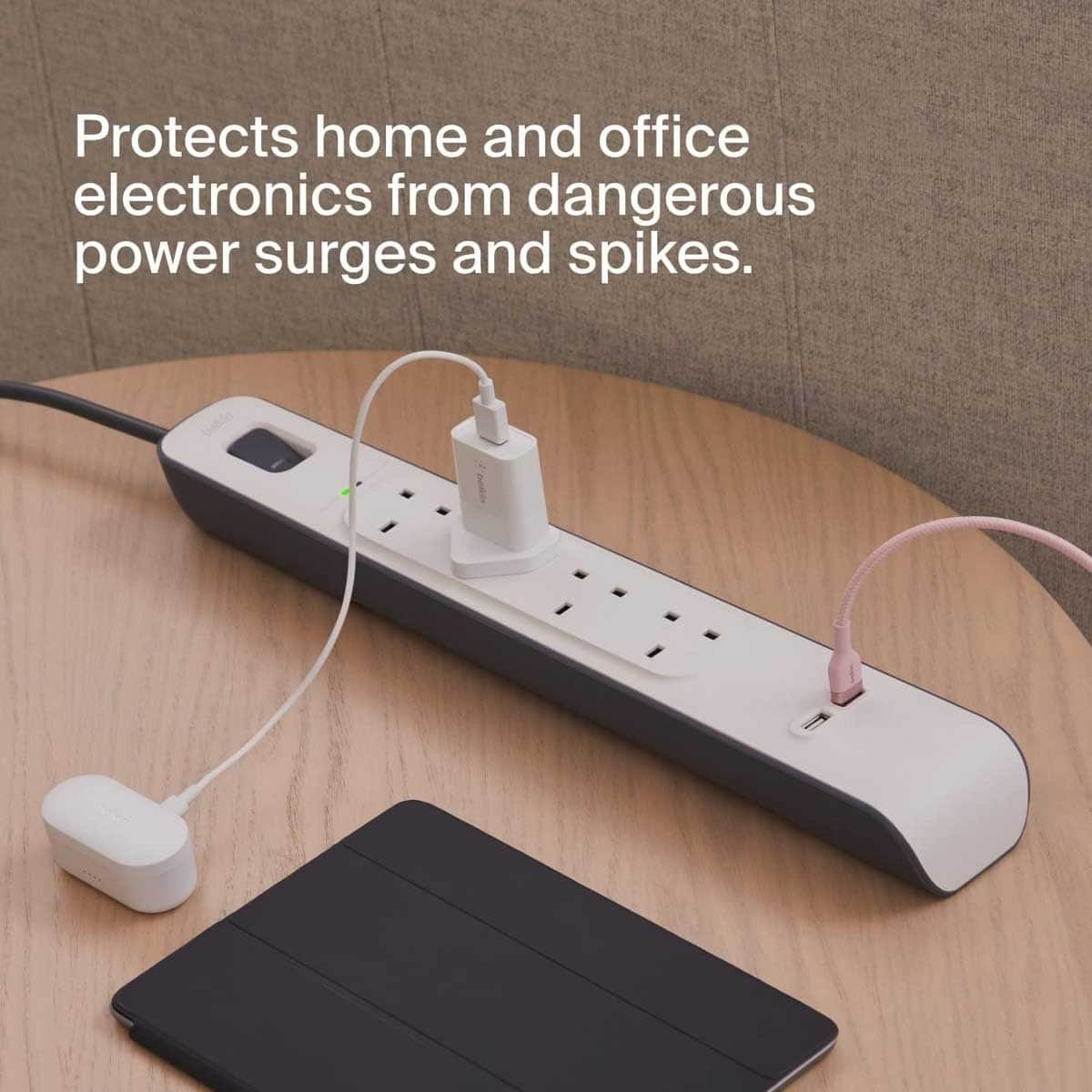 بيلكن مشترك كهرباء محمي من زيادة التيار بـ 4 منافذ ومنفذي USB