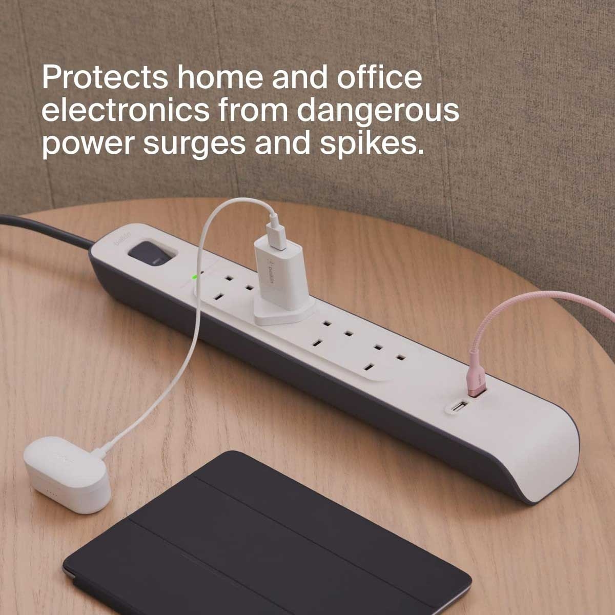 بيلكن مشترك كهرباء محمي من زيادة التيار بـ 4 منافذ ومنفذي USB