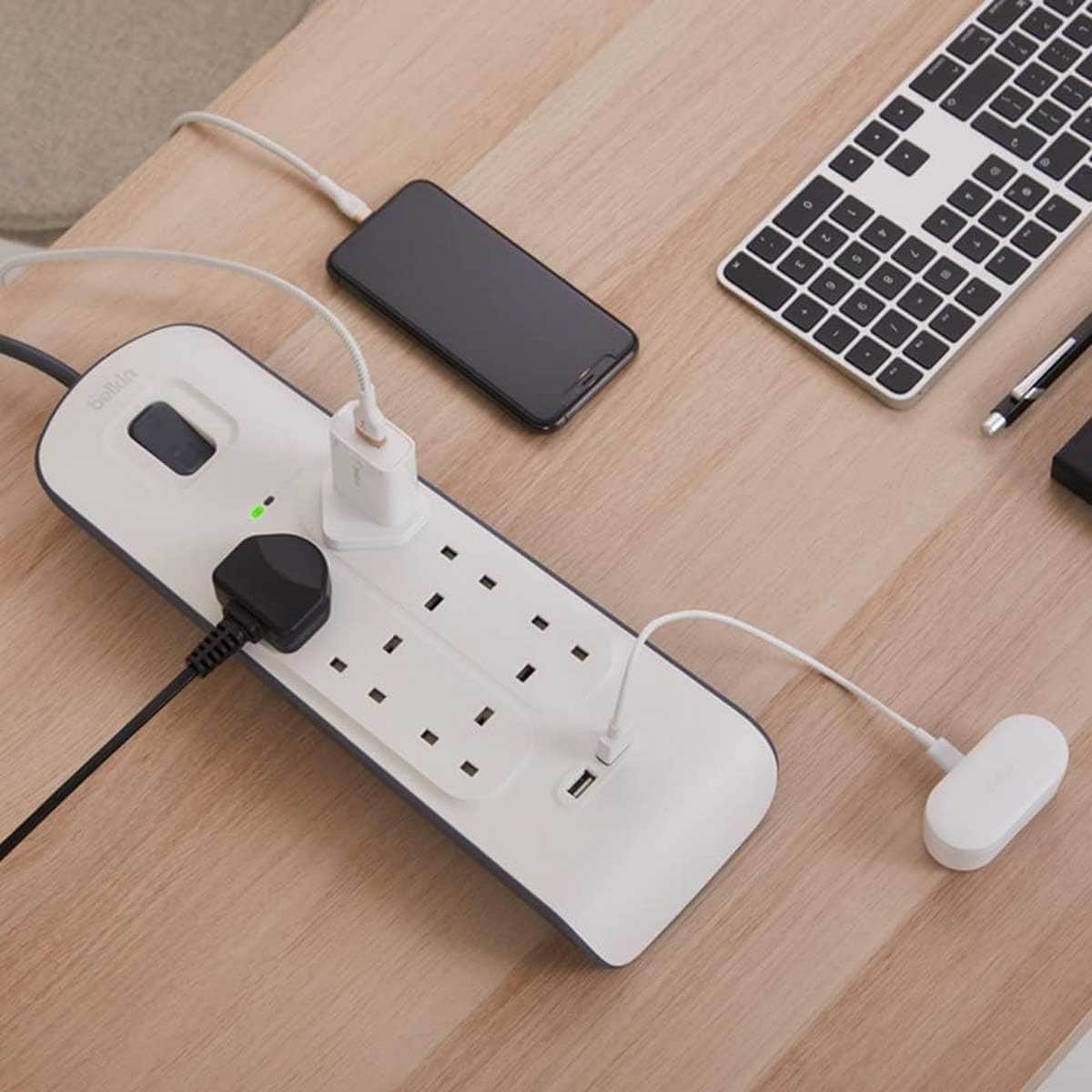 بيلكن مشترك كهرباء محمي من زيادة التيار بـ 6 منافذ ومنفذي USB