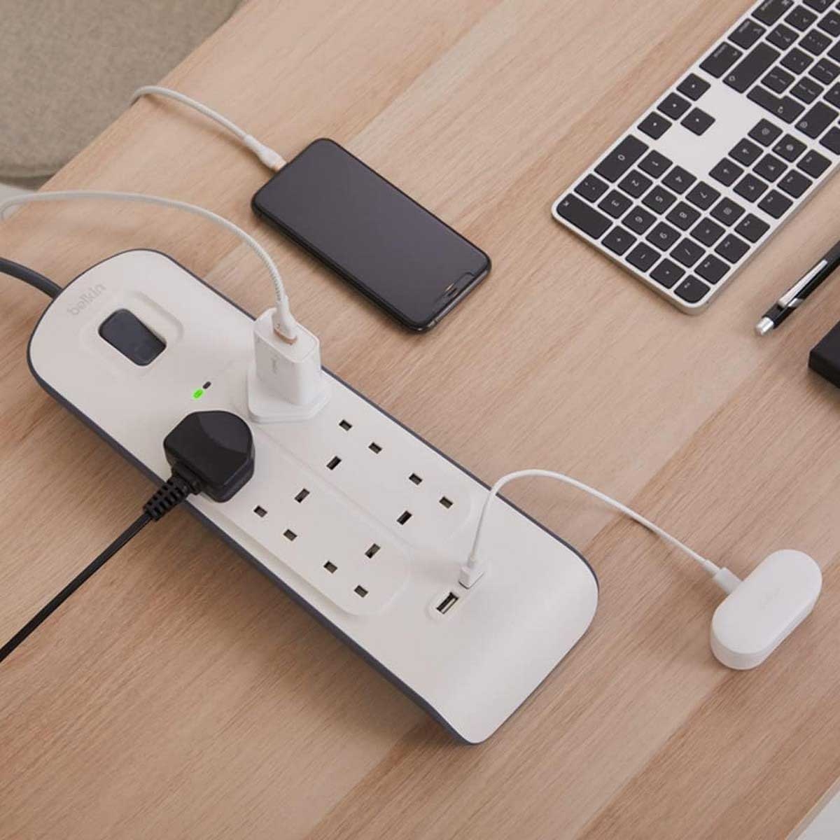بيلكن مشترك كهرباء محمي من زيادة التيار بـ 6 منافذ ومنفذي USB
