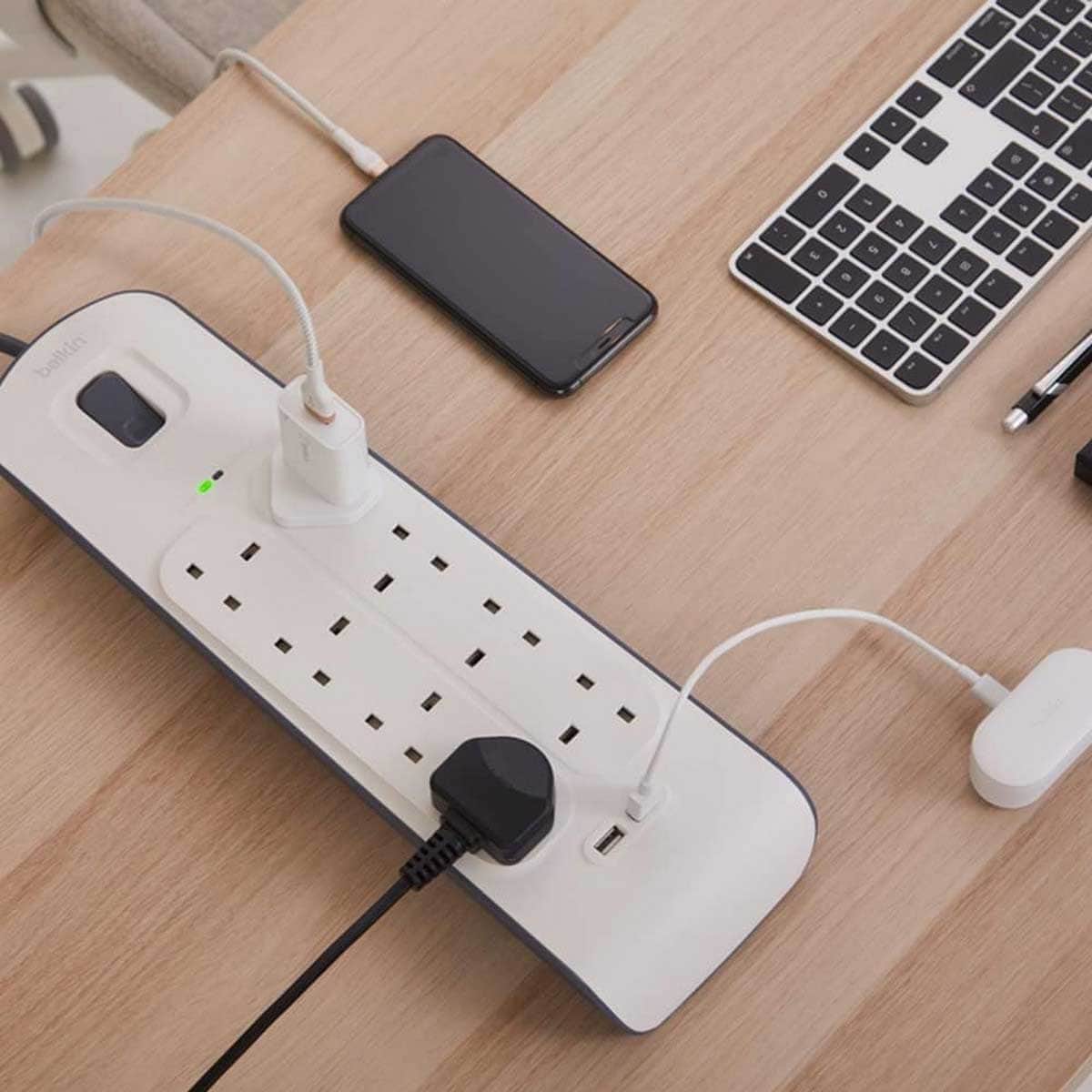 بيلكن مشترك كهرباء محمي من زيادة التيار بـ 8 منافذ ومنفذي USB