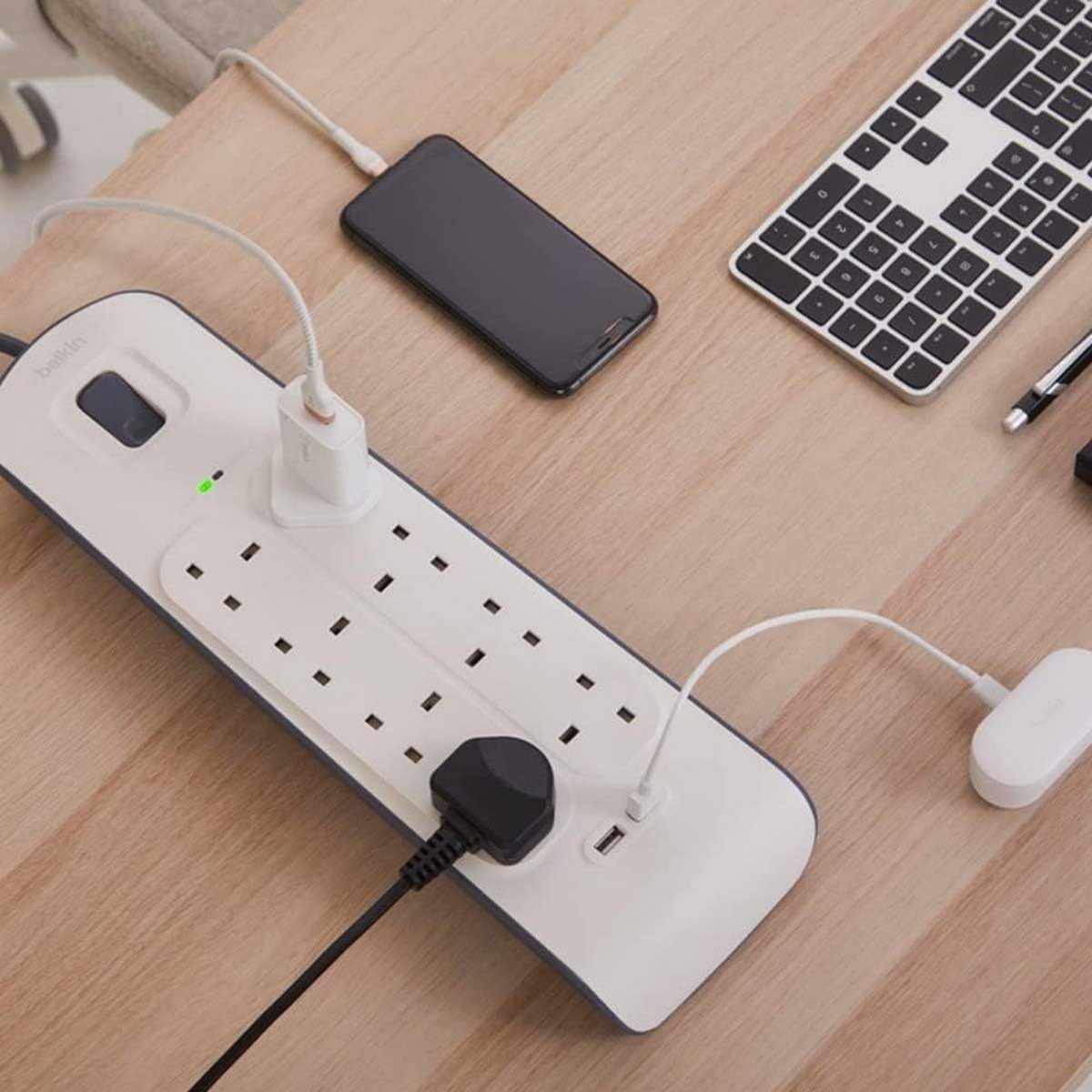 بيلكن مشترك كهرباء محمي من زيادة التيار بـ 8 منافذ ومنفذي USB