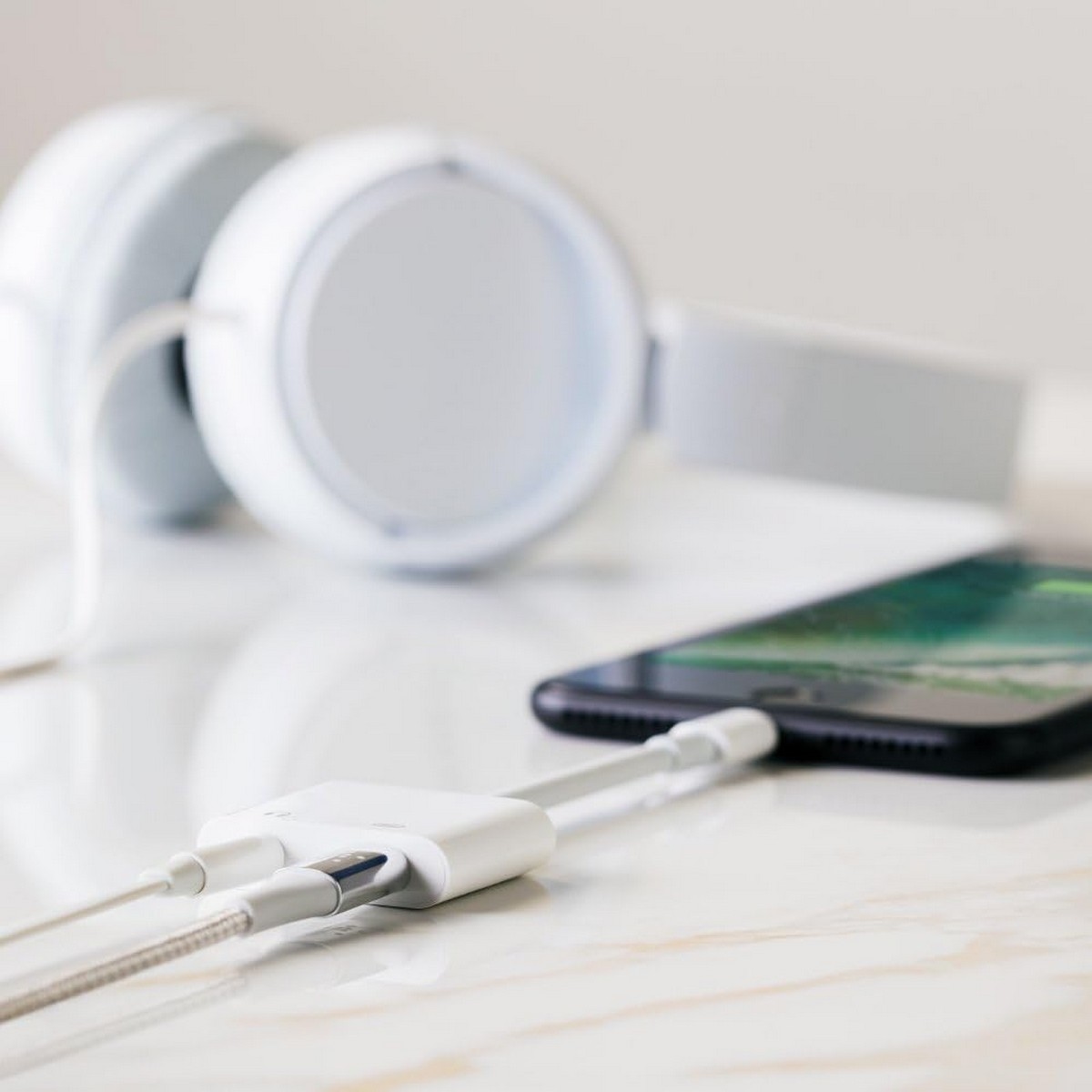 Belkin White Rockstar Lightning to 3.5mm Audio & Charge Adapter