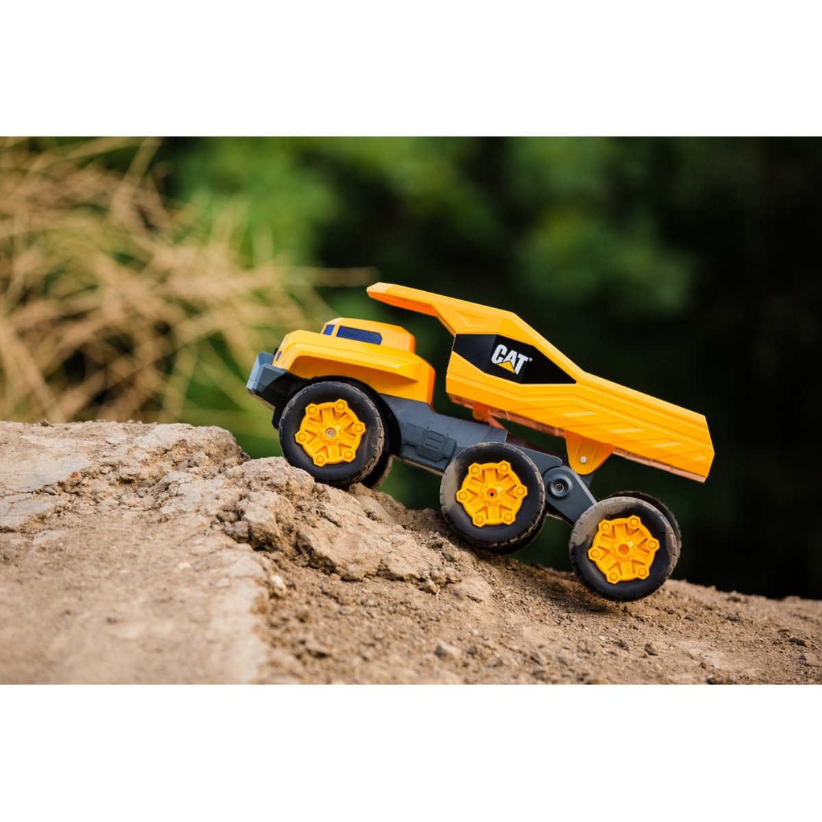 CAT 16″ Remote Controlled Massive Mover 6 Wheel Futuristic Dump Truck Toy Unisex, 5-7 Years