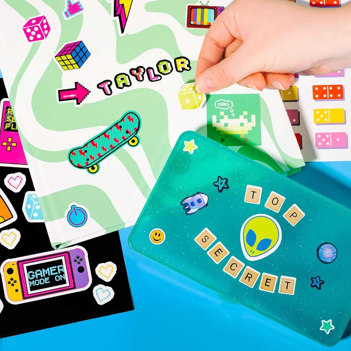 مجموعة كتب ملصقات متنوعة من كرايولا، 4 قطع، للجنسين، من 6 إلى 8 سنوات