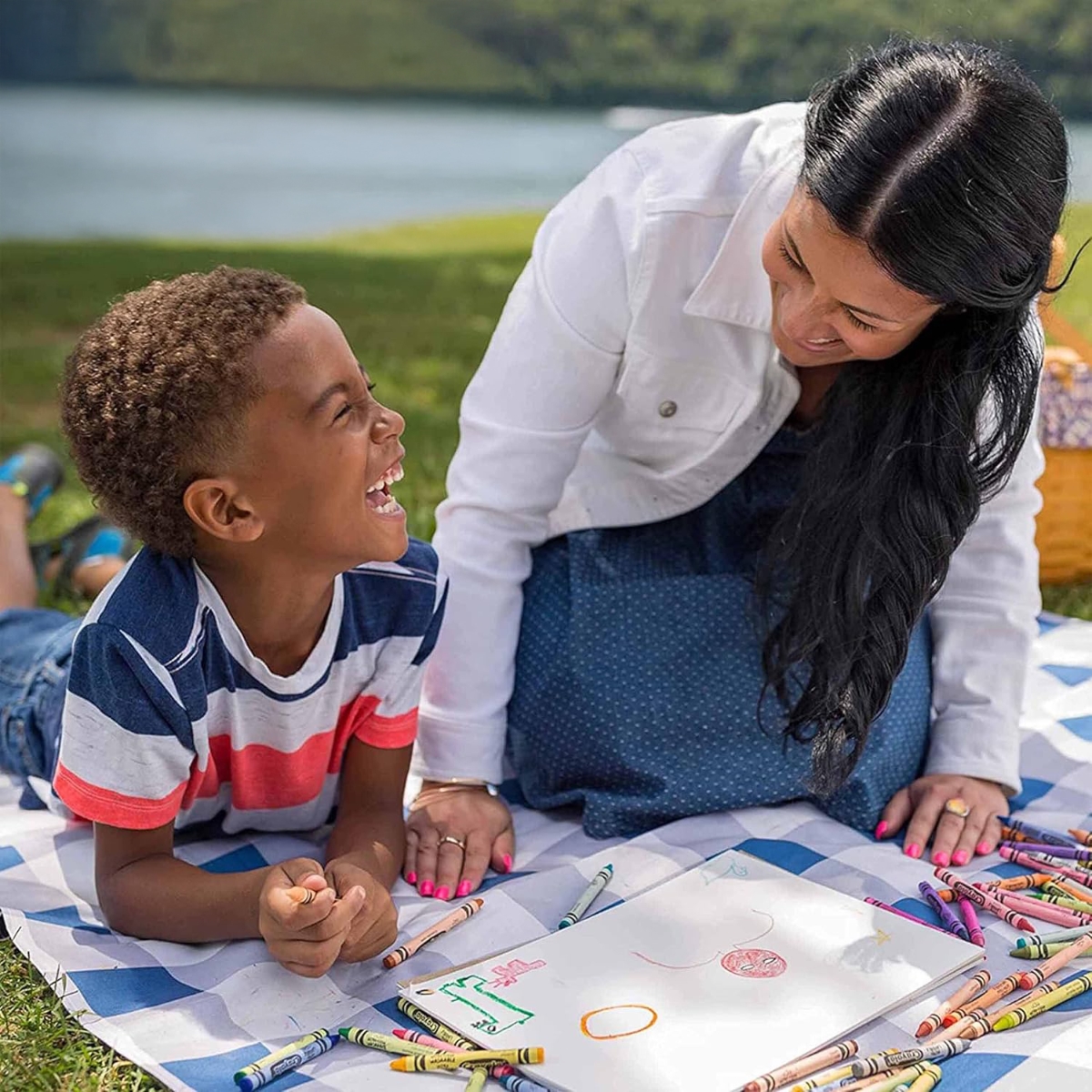 كرايولا علبة من 24 قلم شمعي معدني غير سام للجنسين، 3-4 سنوات