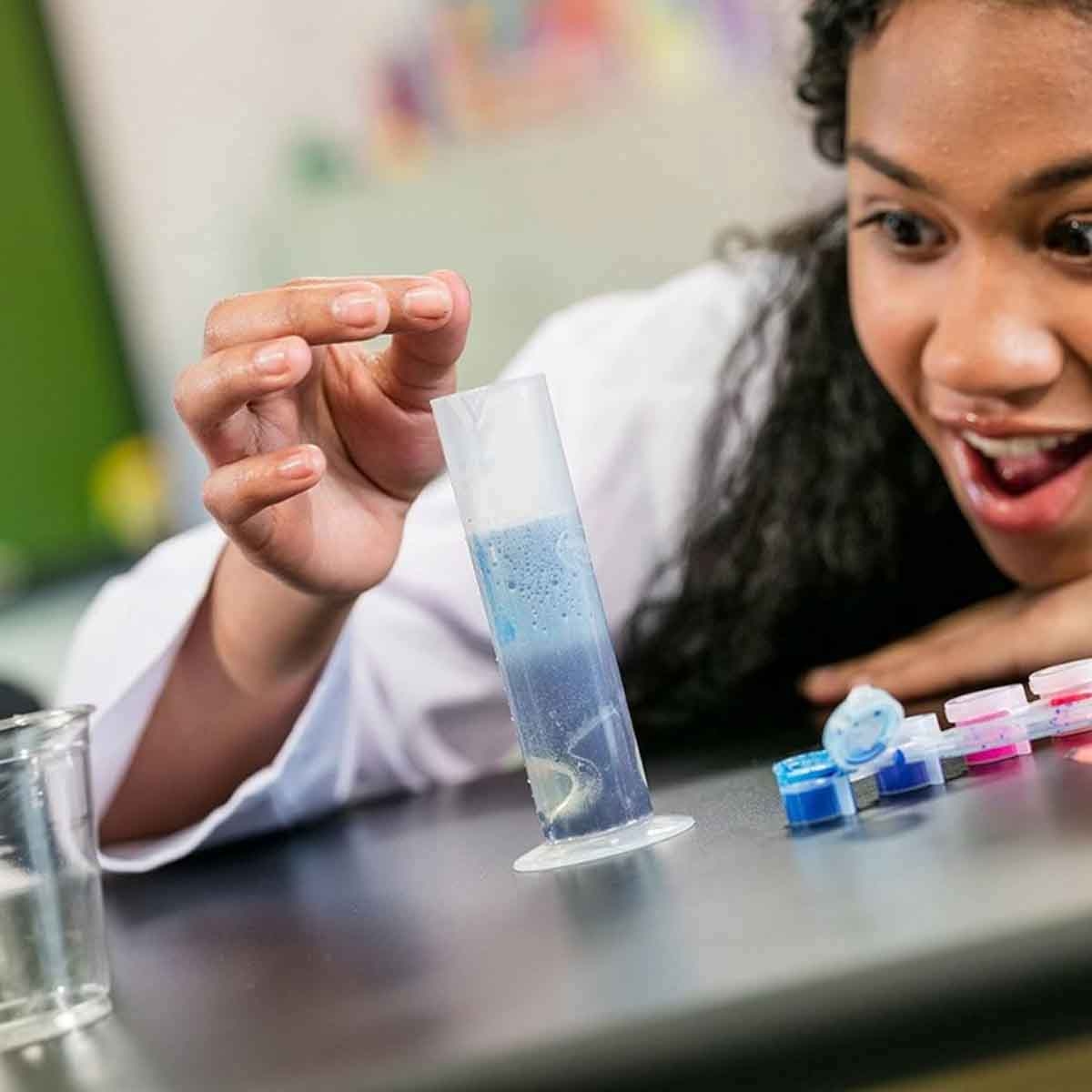 كرايولا مجموعة سيلي بوتي الأصلي مع طقم مختبر كيمياء الألوان، للجنسين، 8-10 سنوات