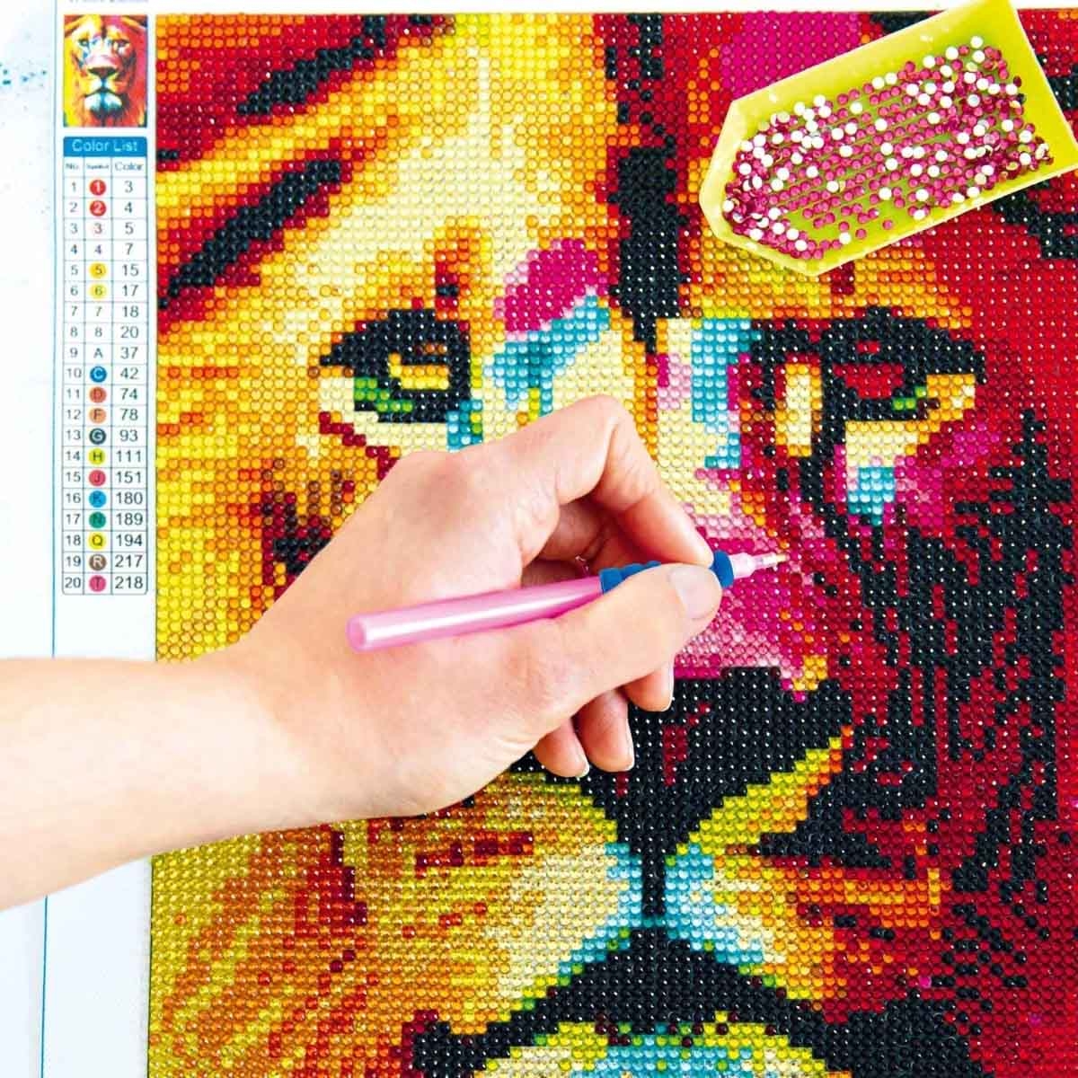 كريز دايموندز مجموعة الأسد مع حقيبة الاستوديو DIY وطقم خرز الأبجدية وسكريبل سكرابي ويلبر وزهور بلاي-دو، للجنسين، 5-7 سنوات