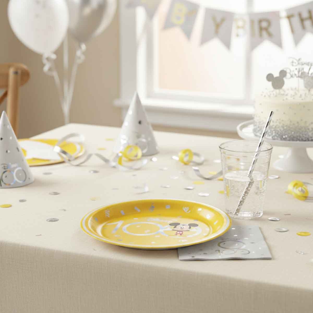 Disney 8-Piece 9" Cute Celebration D100 Mickey & Minnie Paper Plate Set