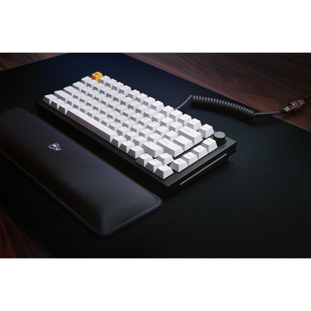 لوحة مفاتيح الألعاب الميكانيكية Glorious GMMK Pro Tenkeyless 75% مُجمّعة مسبقًا بإضاءة RGB