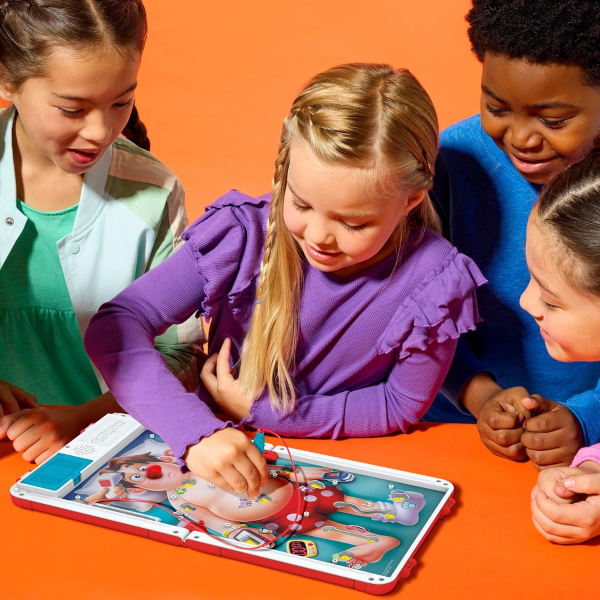 هاسبرو جيمز أوبريشن لعبة لوحية إلكترونية لغرفة العمليات مع حقيبة حمل شاملة للجنسين 5-7 سنوات