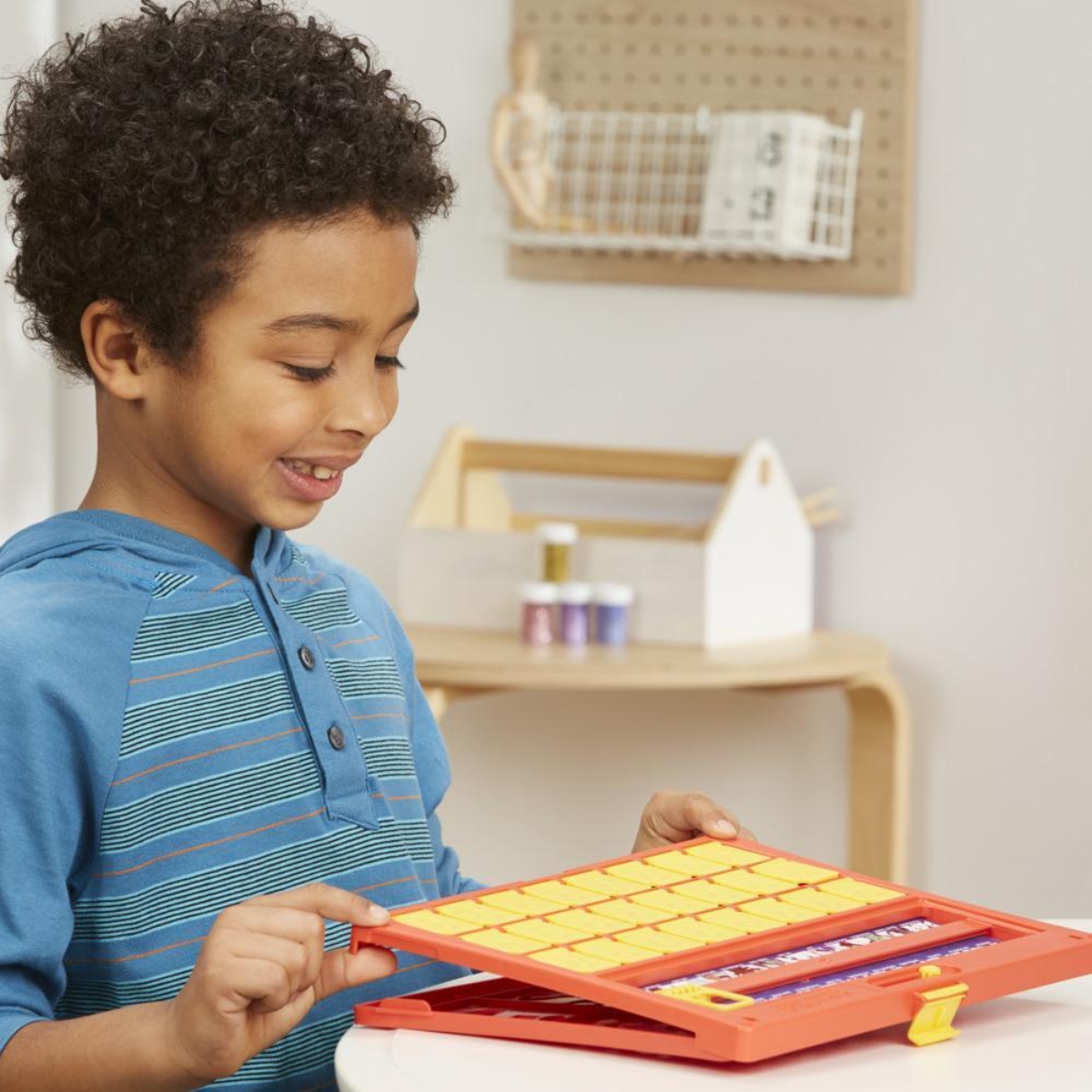 Hasbro Guess Who? The Original Guessing Board Game Unisex, 5-7 Years