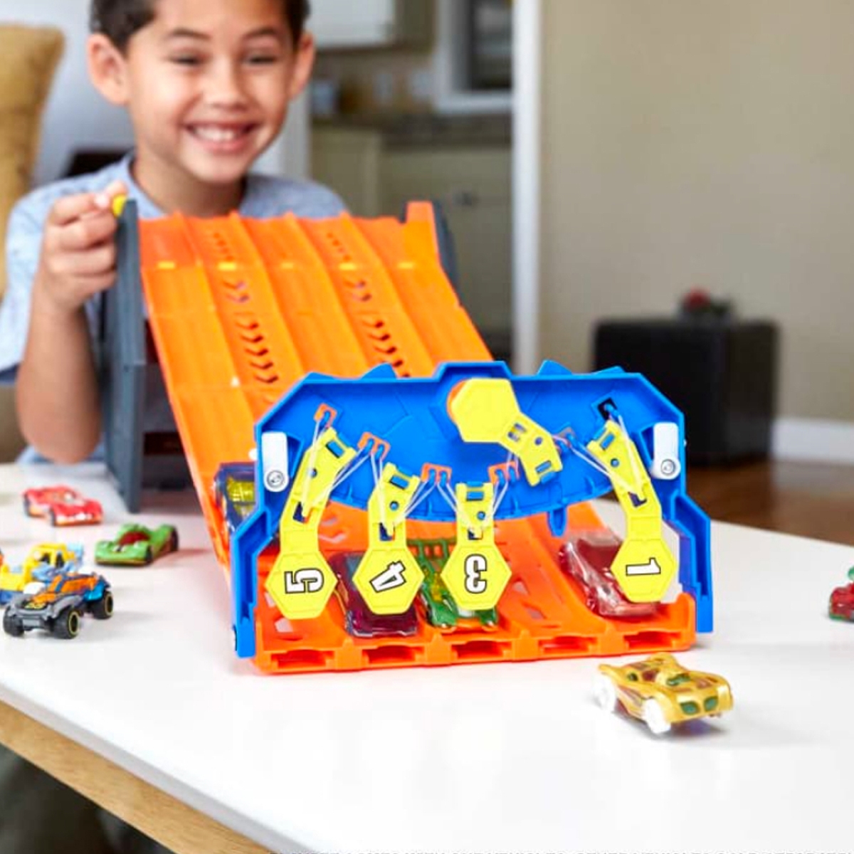 هوت ويلز مجموعة مضمار سباق قابل للطي بخمس مسارات للجنسين، 5-7 سنوات