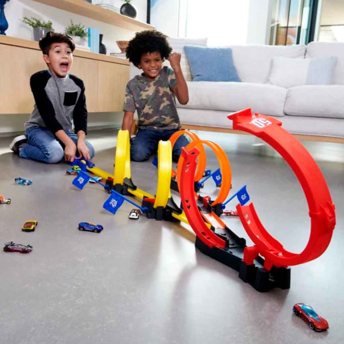 Hot Wheels Assorted Basic Car & Action Multi Loop Race-Off Track Set Bundle Unisex, 5-7 Years