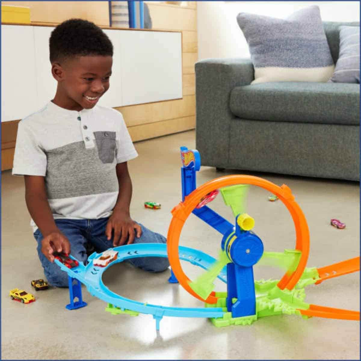 Hot Wheels Assorted Basic Car & Action Turbine Challenge Playset Bundle Unisex, 3-4 Years