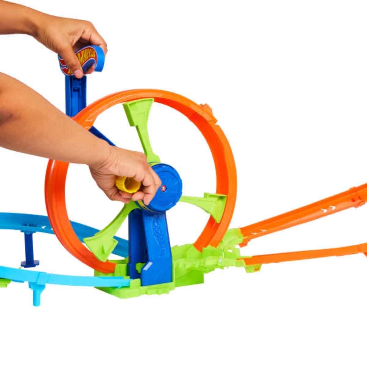 Hot Wheels Assorted Basic Car & Action Turbine Challenge Playset Bundle Unisex, 3-4 Years