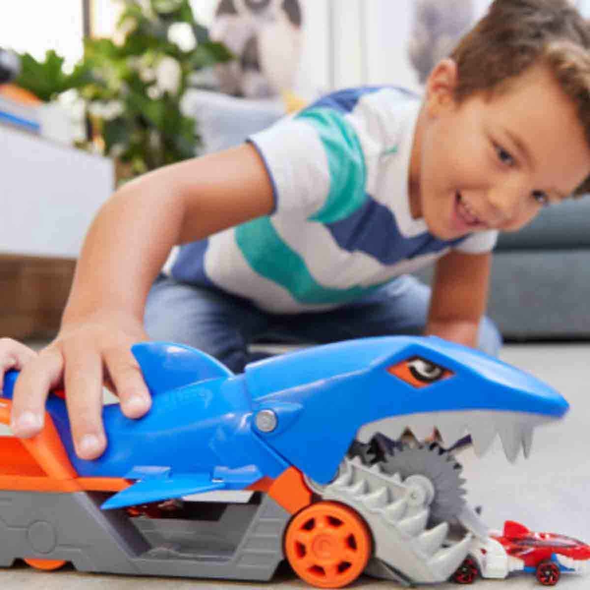 هوت ويلز مجموعة سيارة بيسك متنوعة مع طقم ناقل سمكة القرش، للجنسين، 3-4 سنوات