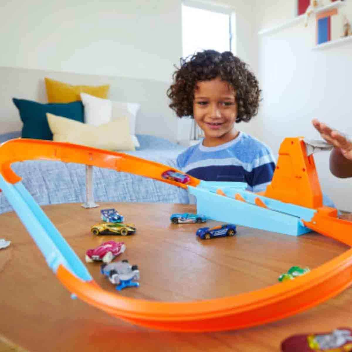 Hot Wheels Color Shifters Car & AL Rapid Raceway Champion Playset Bundle Unisex, 3-4 Years