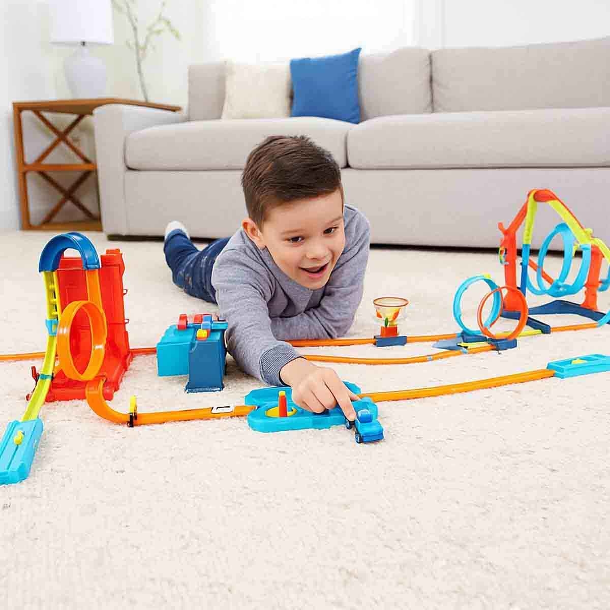 Hot Wheels Track Builder Playset & Assorted Monster Truck Bundle Unisex, 3-4 Years