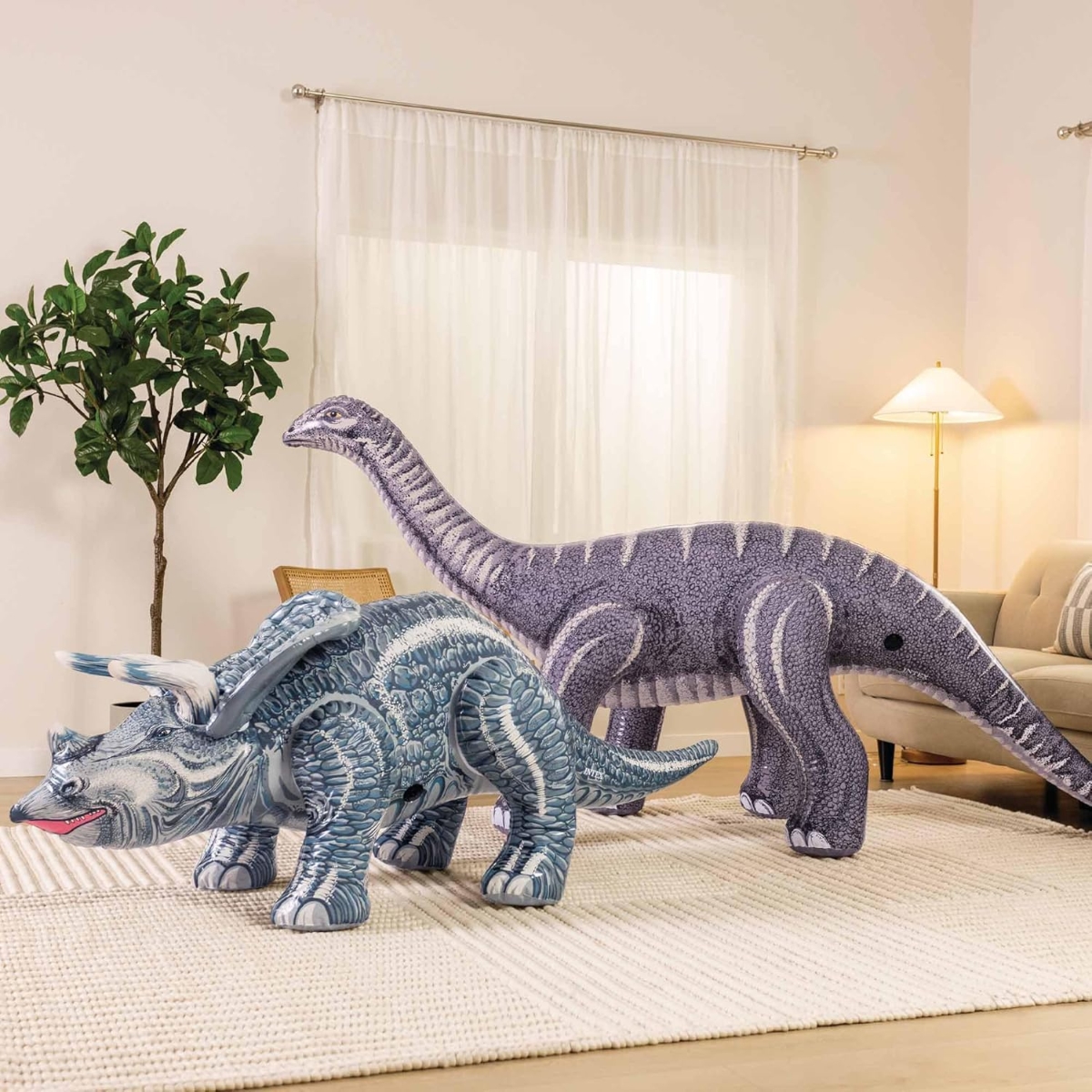 إنتكس مجسمات لعب ديناصورات جراسيك متنوعة برونتوسوروس وترايسيراتوبس، للجنسين، من عمر 3 إلى 4 سنوات