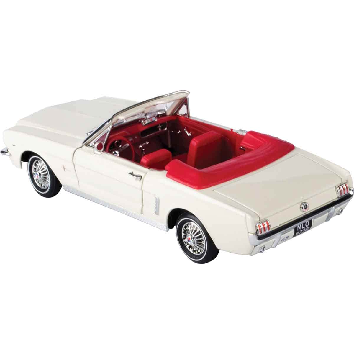 موتور ماكس سيارة دايكاست فورد موستانغ مكشوفة طراز 1964 ½ بمقياس 1:18 من جيمس بوند للجنسين، 13 سنة فأكثر