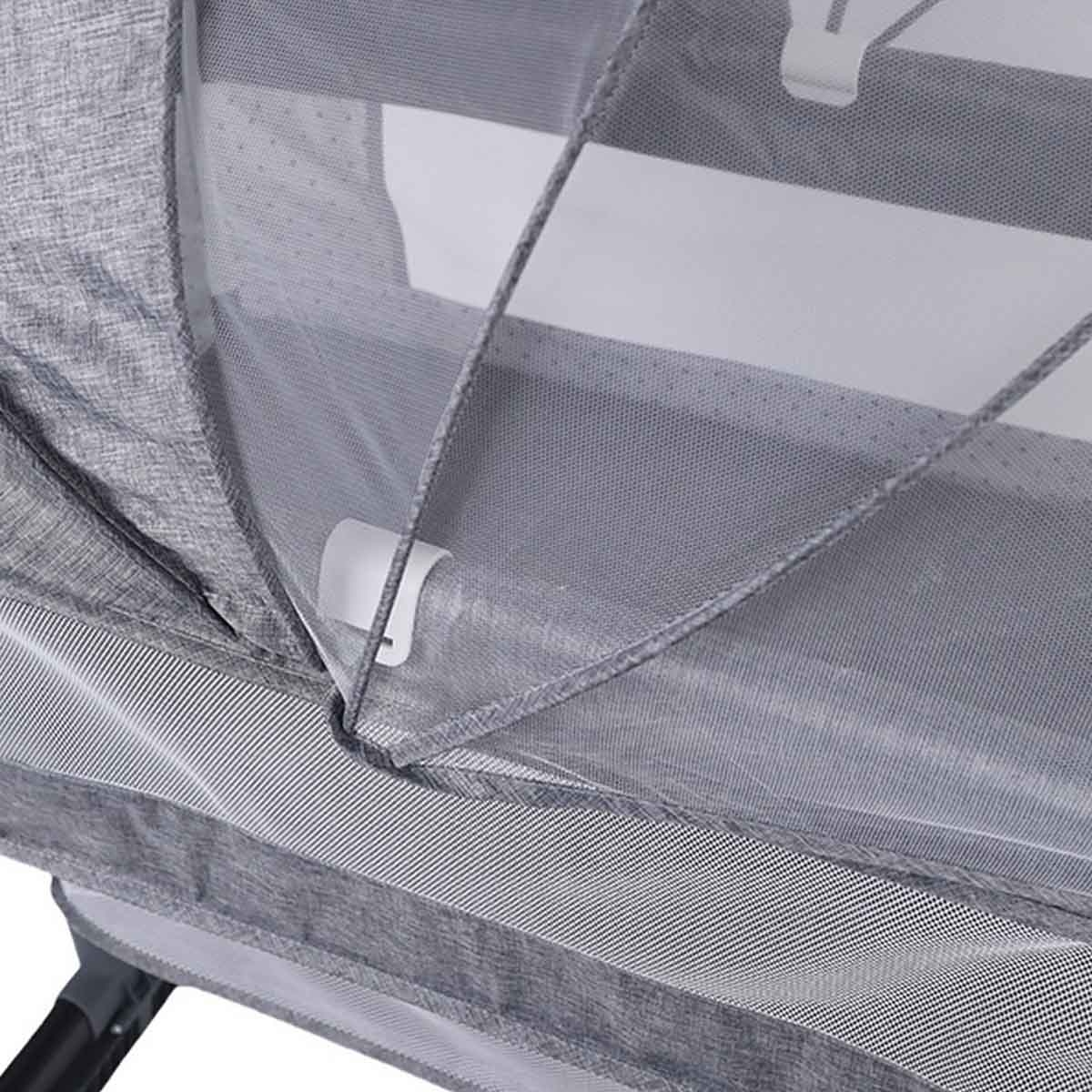 كيكي بيبي سرير جانبي للأطفال 3 في 1 باللون الرمادي الفاتح مع سلة تخزين وناموسية ومرتبة قابلة للتنفس من عمر 0-2 سنة