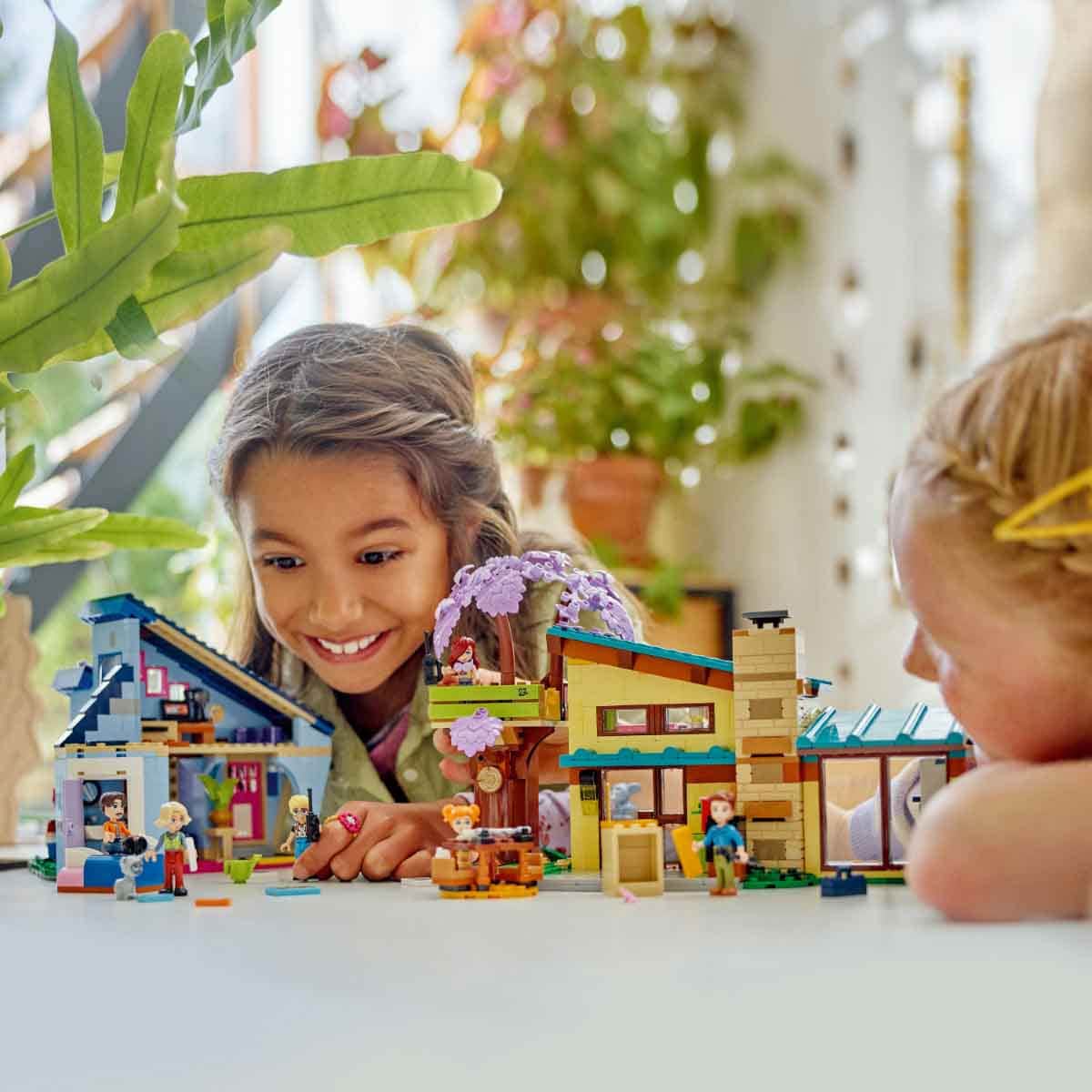 LEGO Friends 42620 Olly & Paisley's Family Houses Set Unisex, 8-10 Years