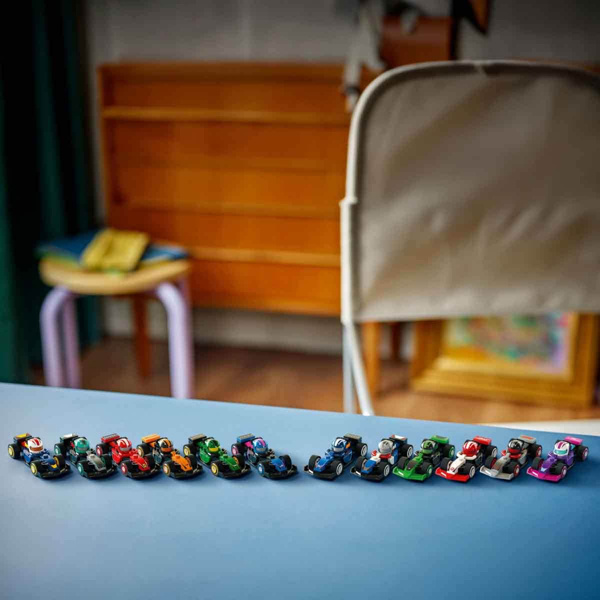LEGO Minifigures 71049 F1 Collectible Race Cars Set Unisex, 5-7 Years