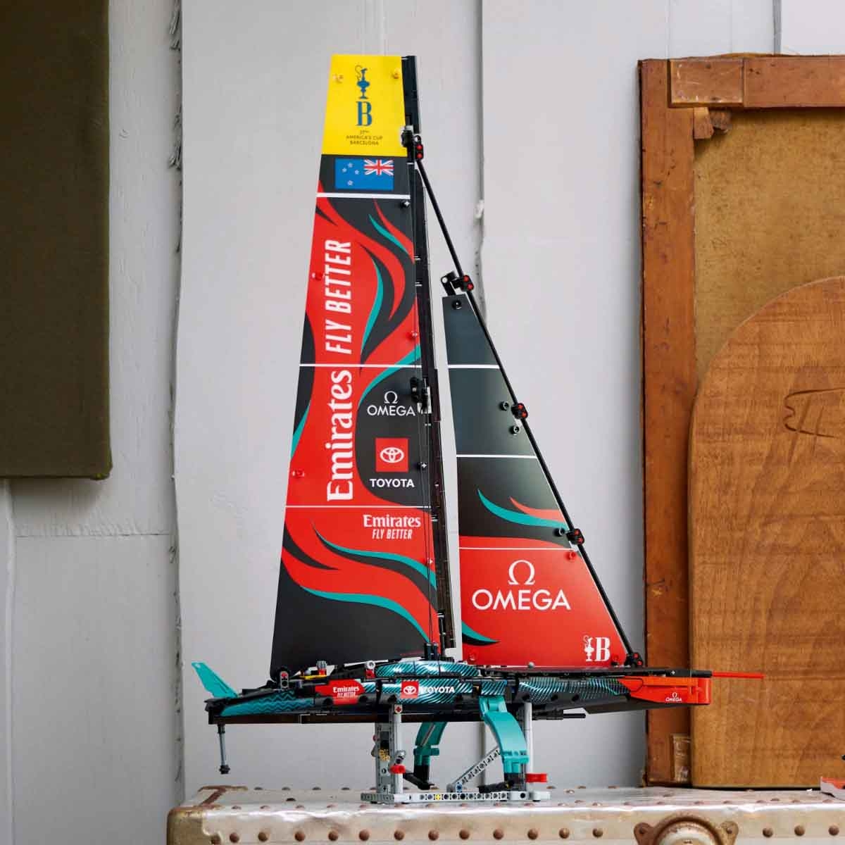 LEGO Technic 42174 Emirates Team New Zealand AC75 Yacht Set Unisex, 13+ Years