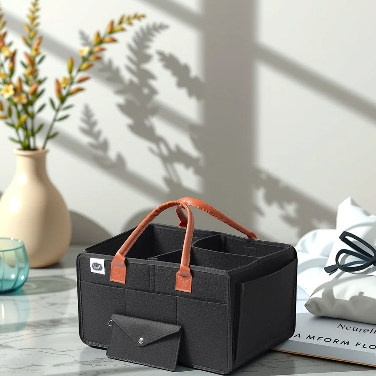 ليتل ستوري منظم حفاضات أسود متوسط الحجم مع حقيبة سفر للرضع