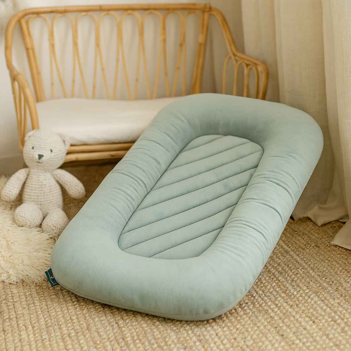 ليتل ستوري سرير نوم محمول باللون الأخضر