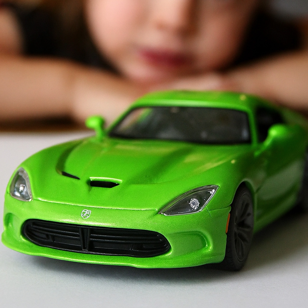 مايستو سيارة دايكاست 2013 SRT فايبر GTS خضراء بمقياس 1:18 للأولاد، من عمر 3 إلى 4 سنوات