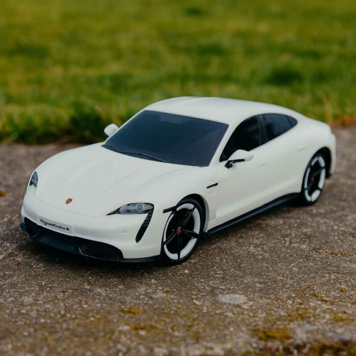 Maisto 1:24 Scale Porsche Taycan Turbo S R/C Car Boys, 5-7 Years