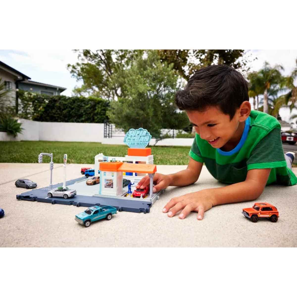 Matchbox Action Drivers Super Clean Car Wash & Hot Wheels Assorted Basic Car Bundle Unisex, 3-4 Years