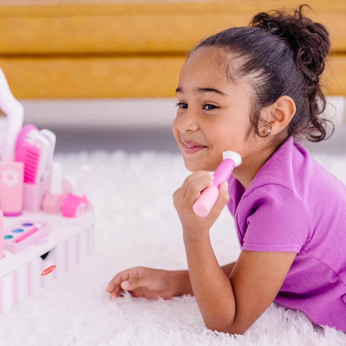 ميليسا آند دوغ مجموعة صالون تجميل خشبي مع مرآة وإكسسوارات للبنات، 3-4 سنوات