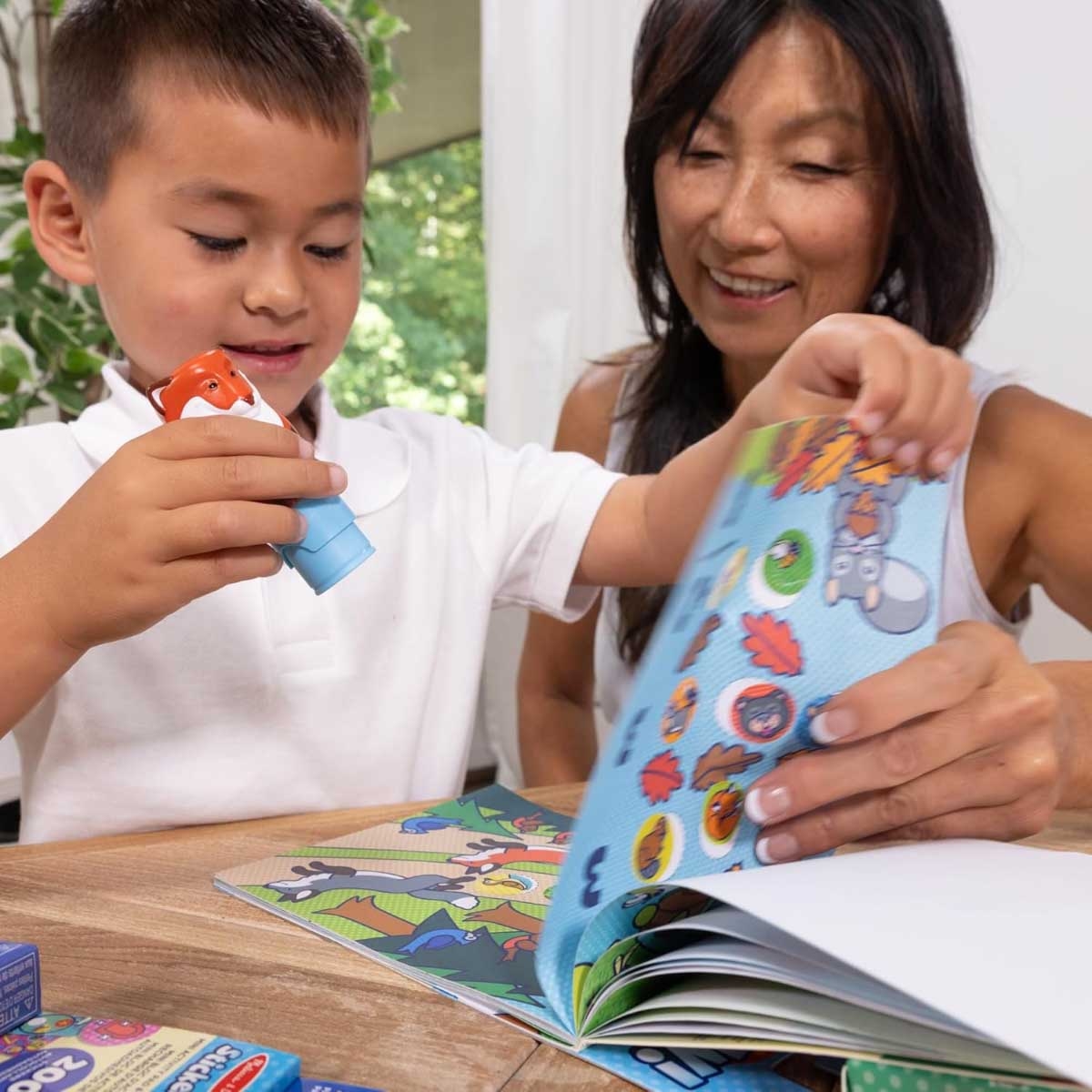 مجموعة ملصقات ميليسا آند دوغ الرائعة المكونة من 24 صفحة! تتضمن دفتر أنشطة ومجموعة طوابع ملصقات، مناسبة للجنسين، من 3 إلى 4 سنوات