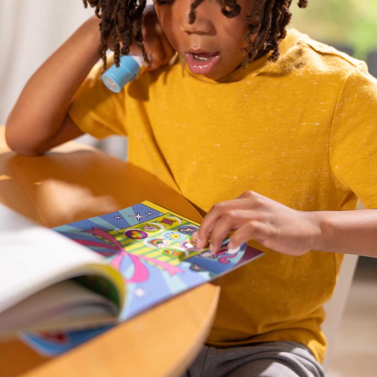 ميليسا آند دوغ مجموعة دفتر أنشطة ستيكر واو! اليونيكورن من 24 صفحة مع أداة ختم الملصقات للجنسين، 3-4 سنوات