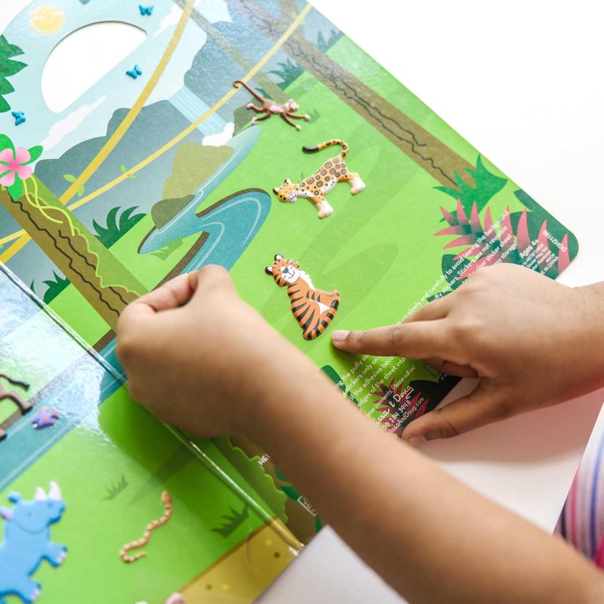 مجموعة ألعاب ملصقات سفاري من ميليسا آند دوغ، 42 قطعة، للجنسين، من 5 إلى 7 سنوات