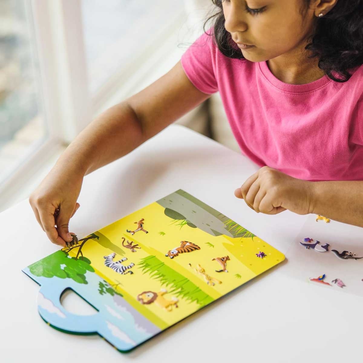 مجموعة ألعاب ملصقات سفاري من ميليسا آند دوغ، 42 قطعة، للجنسين، من 5 إلى 7 سنوات