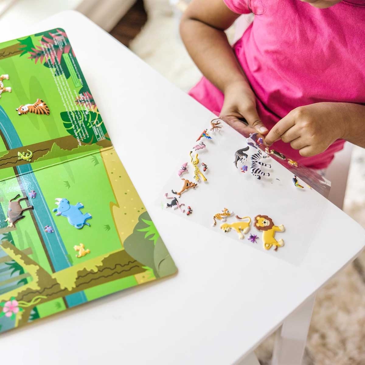 مجموعة ألعاب ملصقات سفاري من ميليسا آند دوغ، 42 قطعة، للجنسين، من 5 إلى 7 سنوات