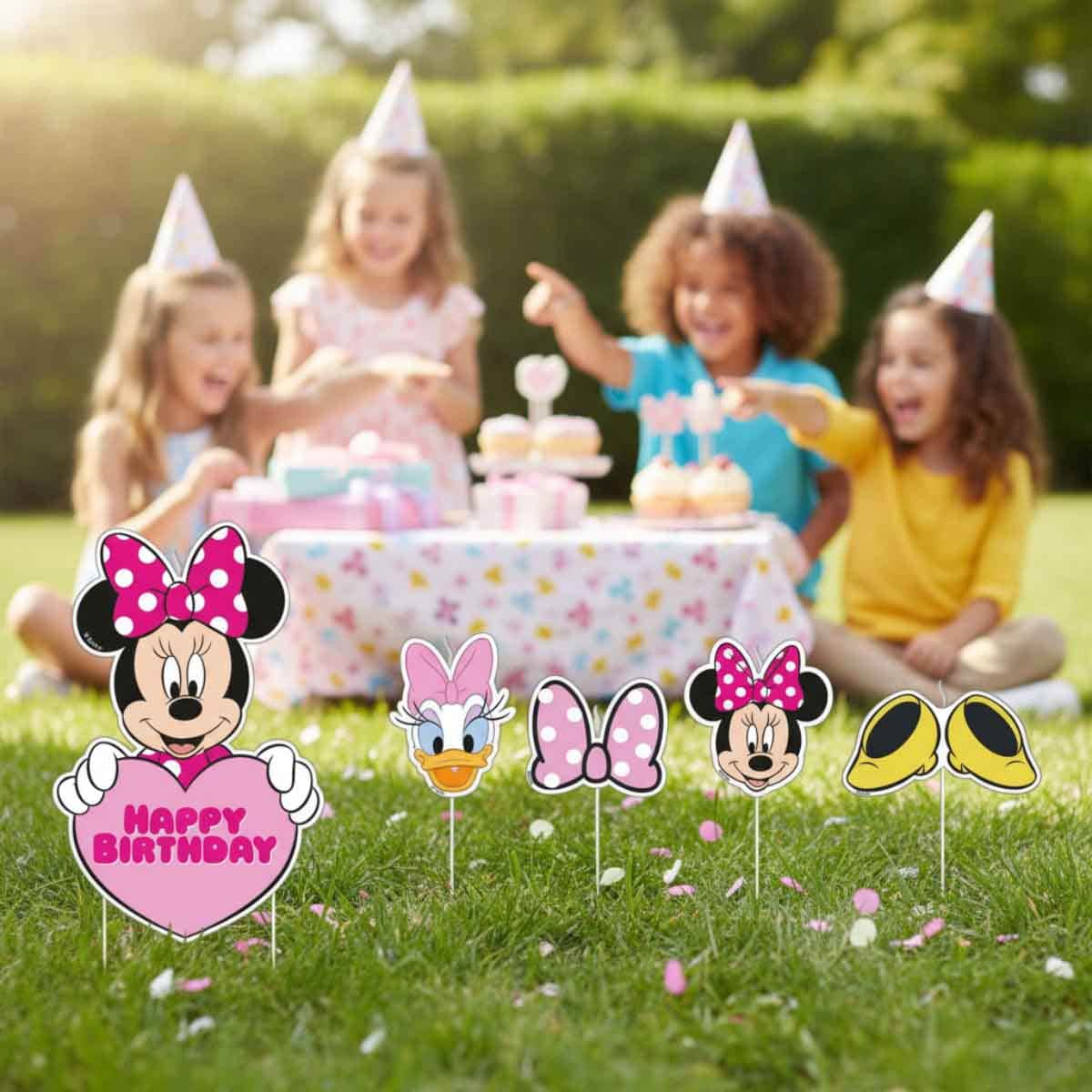 Minnie Mouse 17-Piece Colored Candles & Figured Picks Set